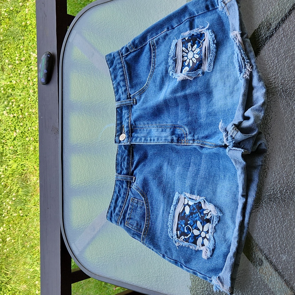 Denim shorts ☆ Womens Large ☆ Super cute ☆ Daisies ☆ Factory rips ☆ Brand New !!